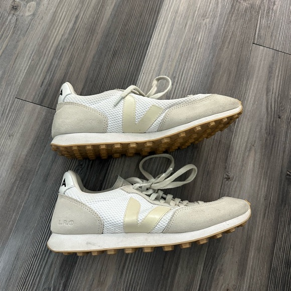 Veja Rio Branco Women's Beige and White Sneakers - Picture 2 of 5